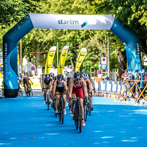 Radfahrerinnen fahren durch die Wechselzone beim Triathlon Drafting Race Austria