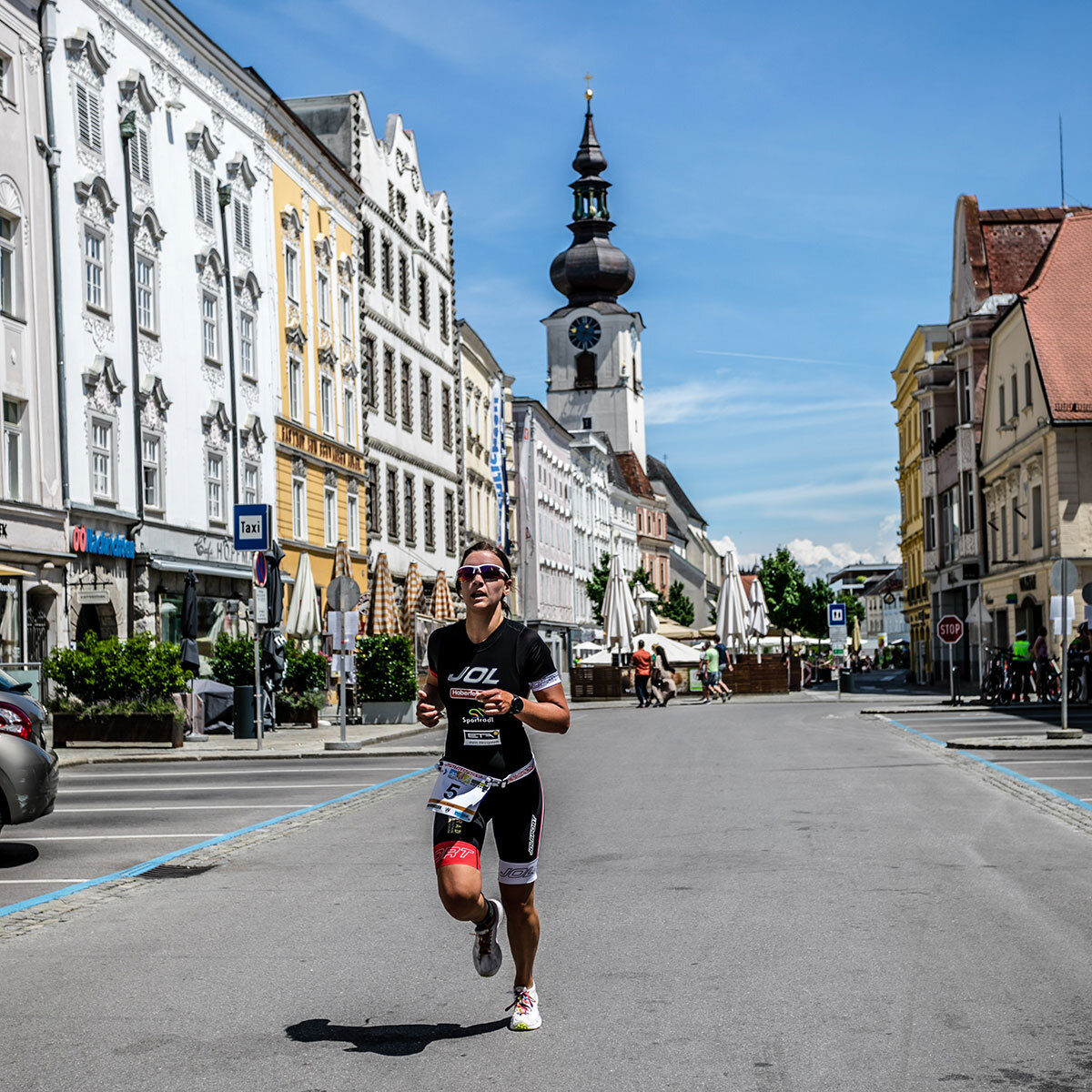 Läuferin am Stadtplatz