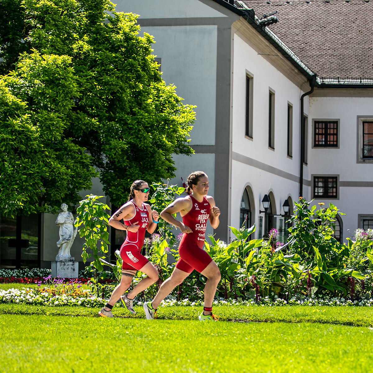 Triathletinnen laufen durch den Burggarten