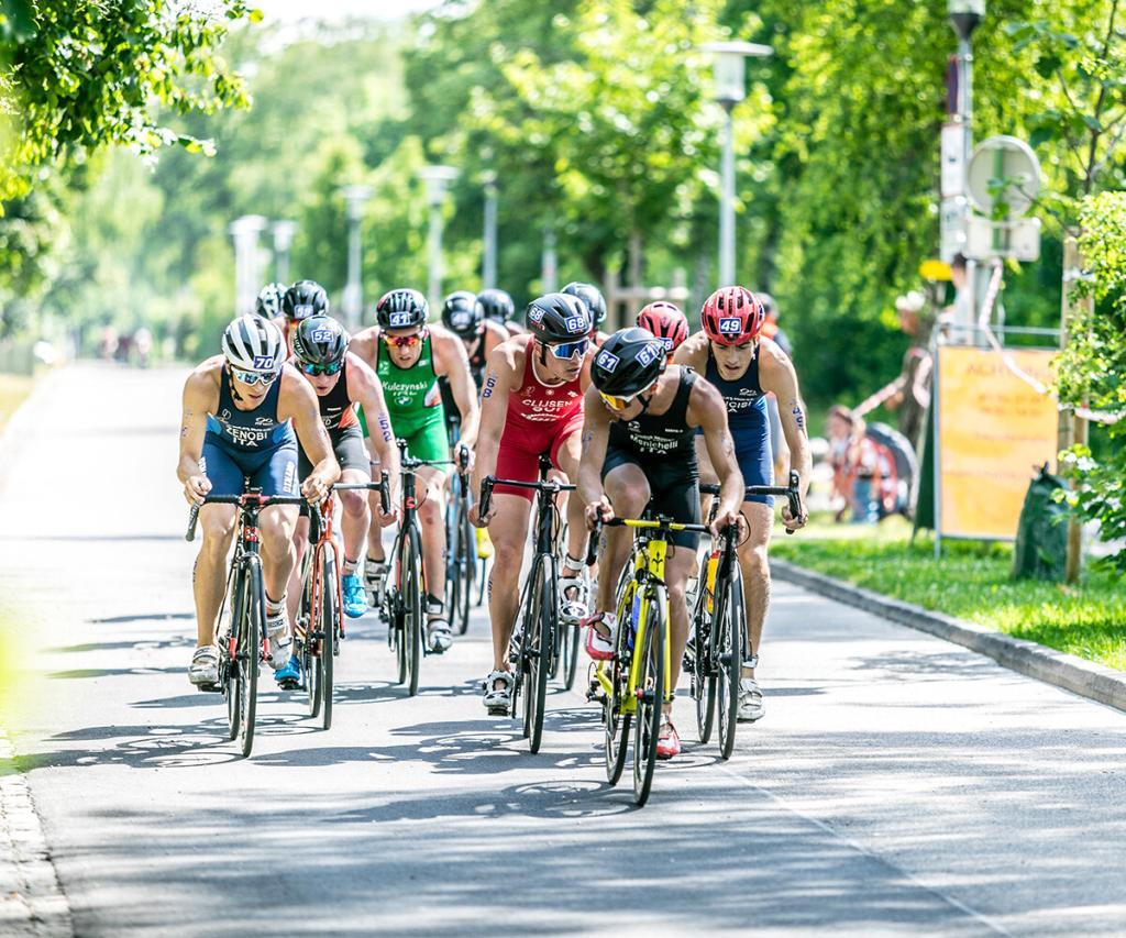 Internationale Athleten auf der Radstrecke