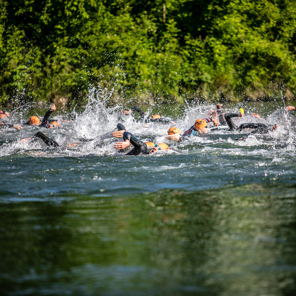 Sportler*innen schwimmen in der Traun