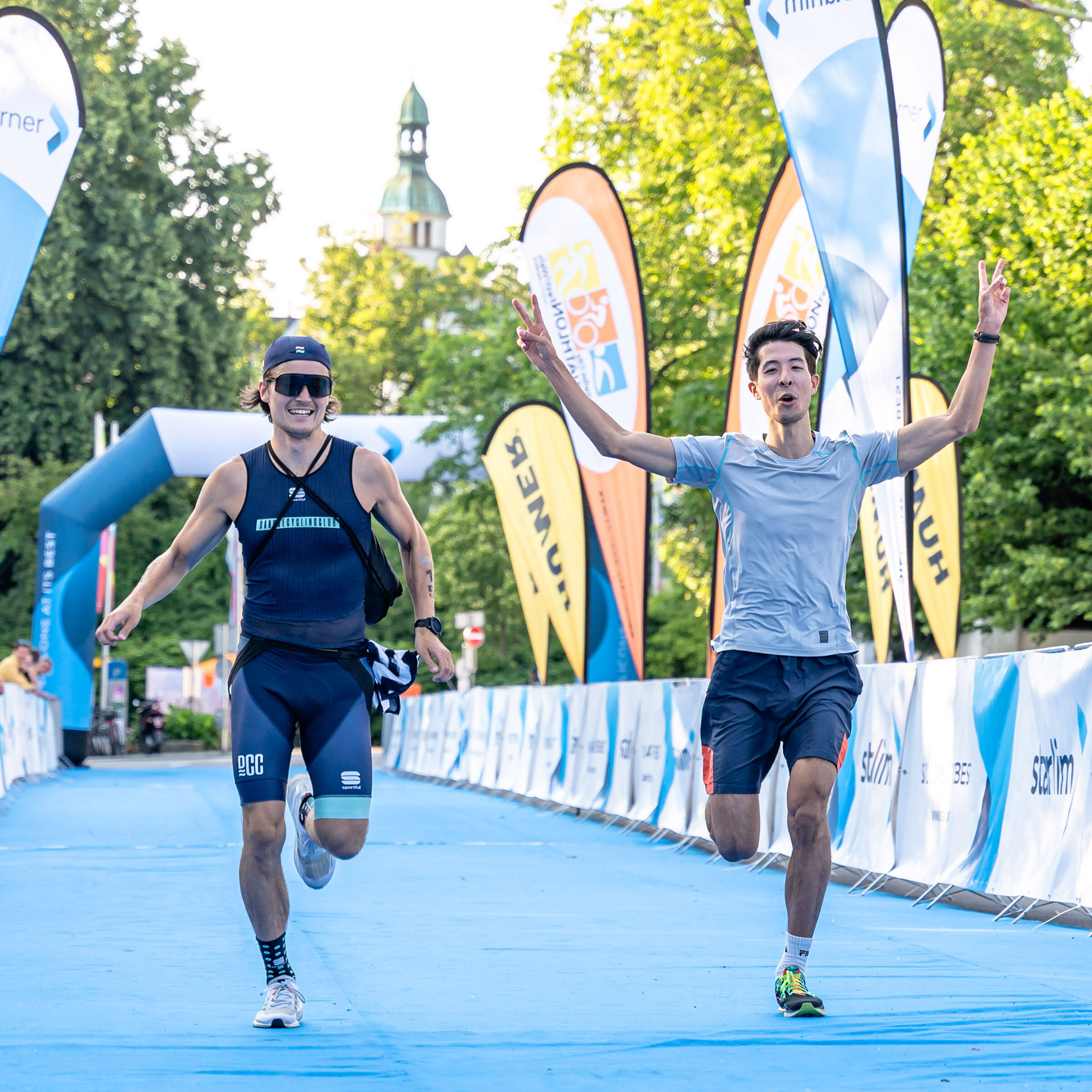 Zwei Läufer beim Zieleinlauf