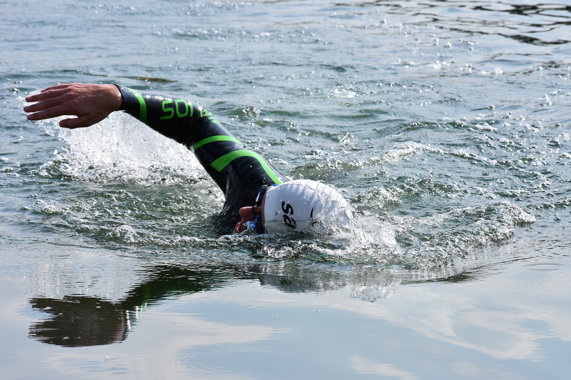 Triathlet schwimmt im Wasser mit Neoprenanzug